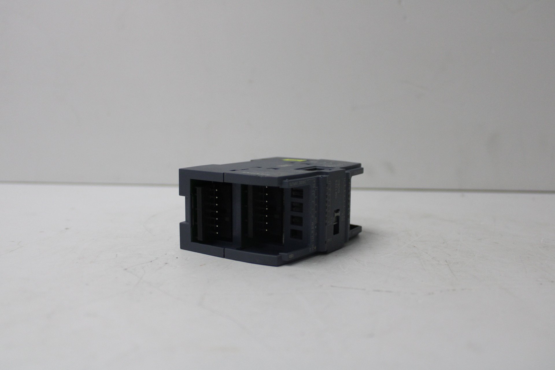 6ES7 223-1BH30-0XB0 6ES7223-1BH30-0XB0 SIEMENS